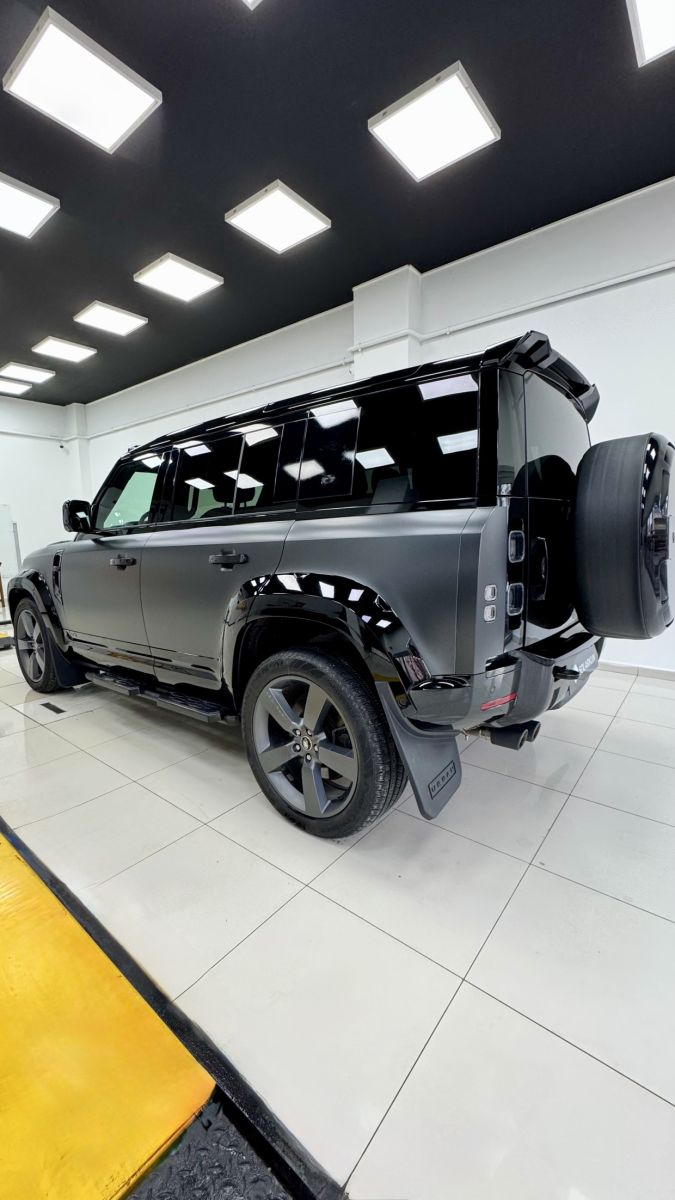 Land Rover Defender 